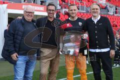 3. Liga - Saison 2024/25 - FC Ingolstadt 04 - SV Wehen Wiesbaden - Verabschiedung - Torwart Marius  Funk (Nr.1 - FCI) - Geschäftsführer Sport und Kommunikation Dietmar Beiersdorfer (FCI) - Vorsitzender des Vorstandes Peter  Jackwerth (FCI) - Karl Meier 2v