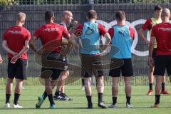 2.BL; FC Ingolstadt 04 - Neuer Cheftrainer Andre Schubert mit Co-Trainer Asif Saric im ersten Training, Cheftrainer André Schubert (FCI) vor der Mannschaft