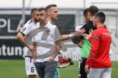 3. Liga; FC Viktoria Köln - FC Ingolstadt 04; Niederlage, hängende Köpfe Cheftrainer Michael Köllner (FCI) geht über den Platz, Torwart Marius Funk (1, FCI) Felix Keidel (43, FCI)