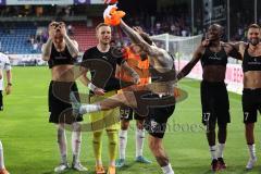 3.Liga - Saison 2022/2023 - VFL Osnabrück - FC Ingolstadt 04 - Das Spiel ist aus - Jubel - Die Mannschaft bedankt sich bei den Fans - Patrick Schmidt (Nr.9 - FCI) tanzt - Foto: Meyer Jürgen