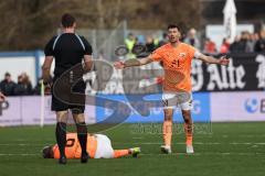 3. Liga; SSV Ulm 1846 - FC Ingolstadt 04; Lukas Fröde (34, FCI) Diskussion mit dem Schiedsrichter Benjamin Kanuric (8, FCI) am Boden