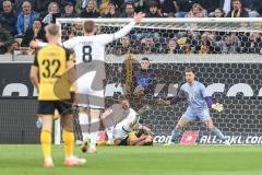 3. Liga; Dynamo Dresden - FC Ingolstadt 04; Simon Lorenz (32, FCI) rettet Torwart Boevink Pelle (26 FCI) Sterner Jonas (32 DD)