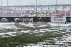 2023_12_1 - - Saison 2023/24 - Schnee auf dem Fussballplatz - ASP - Audi Sport Park - Platz ist gesperrt - Schild platz ist gesperrt Schnee Tor Spielabsage Schnee - Foto: Meyer Jürgen