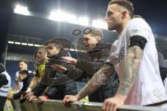 3. Liga; SV Waldhof Mannheim - FC Ingolstadt 04; Spieler bei den Fans, Niederlage, hängende Köpfe, Diskussion mit Fans, Spieler fordern mehr für die jungen Mitspieler, Pascal Testroet (37, FCI) Torwart Marius Funk (1, FCI) Denis Linsmayer (23, FCI) Patric