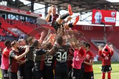 3. Liga; FC Ingolstadt 04 - VfB Lübeck; Verabschiedung Tobias Schröck (21, FCI) letztes Heimspiel wird gefeiert vom Team Sprung Luft