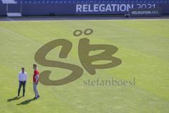 Relegation 2 - VfL Osnabrück - FC Ingolstadt 04 - Spiel ist aus, FCI steigt auf in die 2. Liga, Jubel Party, Cheftrainer Tomas Oral (FCI) mit Stefan Kutschke (30, FCI)  auf dem Spielfeld