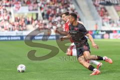 3. Liga; Rot-Weiss Essen - FC Ingolstadt 04; Zweikampf Kampf um den Ball Marcel Costly (22, FCI) Kostka Michael (2 RWE)