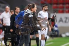 3. Liga; FC Ingolstadt 04 - SV Waldhof Mannheim; Cheftrainerin Sabrina Wittman (FCI) an der Seitenlinie, Spielerbank Anweisungen