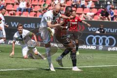 3. Liga; FC Ingolstadt 04 - SV Elversberg; Antonitsch Nico (35 SVE) stört Torschuss von Moussa Doumbouya (27, FCI)