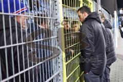 3. Liga; SV Waldhof Mannheim - FC Ingolstadt 04; Spieler bei den Fans, Niederlage, hängende Köpfe, Diskussion mit Fans, Sportmanager Malte Metzelder (FCI) mit Geschäftsführers Dietmar Beiersdorfer (FCI Sport Kommunikation)