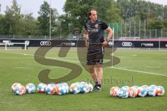 3. Liga; FC Ingolstadt 04 - Trainingsauftakt, Cheftrainer Rüdiger Rehm (FCI) sortiert die Bälle