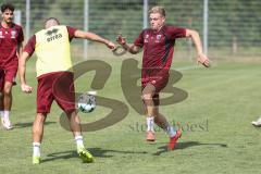 3. Liga; FC Ingolstadt 04 - Trainingsauftakt nach Sommerpause; Zweikampf Kampf um den Ball Ognjen Drakulic (30, FCI) Lars Lokotsch (13, FCI)