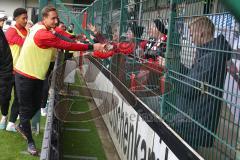 3.Liga - Saison 2023/2024 - SC Verl - FC Ingolstadt 04 - Die Mannschaft bedankt sich bei den Fans -  Abklatschen - Tobias Schröck (Nr.21 - FCI) -  -  - Foto: Meyer Jürgen