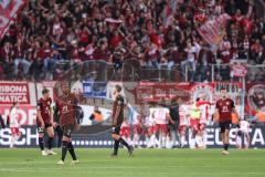 3. Liga; FC Ingolstadt 04 - SSV Jahn Regensburg; Niederlage, hängende Köpfe Spiel ist aus, Regensburg feiert hinten, Leon Guwara (6, FCI) Tobias Schröck (21, FCI) Mladen Cvjetinovic (19, FCI) Simon Lorenz (32, FCI)