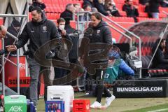2.BL; FC Ingolstadt 04 - FC ST. Pauli; nach dem Spiel Niederlage, hängende Köpfe Sportmanager Malte Metzelder (FCI) Cheftrainer Rüdiger Rehm (FCI)