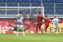3. Liga; MSV Duisburg - FC Ingolstadt 04; Torwart Markus Ponath (1, FCI) hält den Schuß von Krüger Florian (26 MSV) Fredrik Carlsen (8, FCI)  Jonas Scholz (15, FCI)