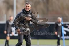 3. Liga; FC Ingolstadt 04 - Trainingsauftakt im Audi Sportpark, Trainingsgelände; Cheftrainer Michael Köllner (FCI) erklärt