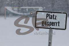 2023_12_1 - - Saison 2023/24 - Schnee auf dem Fussballplatz - SV Haunwöhr - Platz ist gesperrt - Schild platz ist gesperrt Schnee Tor Spielabsage Schnee - Foto: Meyer Jürgen