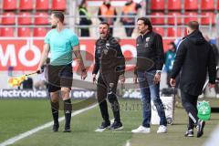 3. Liga; FC Ingolstadt 04 - FC Viktoria Köln; Cheftrainer Michael Köllner (FCI) und Sportdirektor Ivica Grlic  (FCI) sind mit der Entscheidung des Schiedsrichters nicht zufrieden