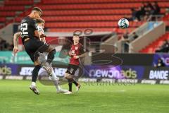 3. Liga; FC Ingolstadt 04 - SV Waldhof Mannheim; Zweikampf Kampf um den Ball Kopfball Marcel Costly (22, FCI) Hawkins Jalen (11 SVWM)