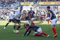 2.BL; Holstein Kiel - FC Ingolstadt 04 - Zweikampf Kampf um den Ball Valmir Sulejmani (33, FCI) Komenda Marco (3 Kiel) Arslan Ahmet (7 Kiel) Erras Patrick (4 Kiel)