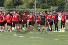 3. Liga - Saison 2024/25 - Trainingsauftakt- FC Ingolstadt 04 -  - Cheftrainerin Sabrina Wittmann (FCI) gibt Anweisungen mit Taktiktafel - XXXXX - Foto: Meyer Jürgen