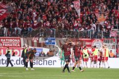 3. Liga; FC Ingolstadt 04 - SSV Jahn Regensburg; Niederlage, hängende Köpfe Spiel ist aus, Regensburg feiert hinten, Leon Guwara (6, FCI) Tobias Schröck (21, FCI) Mladen Cvjetinovic (19, FCI) Simon Lorenz (32, FCI)