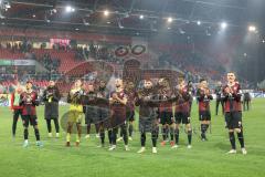 2.BL; SSV Jahn Regensburg - FC Ingolstadt 04; nach dem Spiel Unentschieden Remis, Spieler bedanken sich bei den Fans Arian Llugiqi (29, FCI) Torwart Robert Jendrusch (1, FCI) Rico Preißinger (6, FCI) Nico Antonitsch (5, FCI) Dennis Eckert Ayensa (7, FCI) 