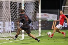 3. Liga; TSV Havelse - FC Ingolstadt 04; Angriff Spurt Julian Kügel (29, FCI) Kolgeci Besfort (4 Havelse) Torwart Opitz Tom (1 Havelse) verpasst den Ball und legt in nach rechts für Marcel Costly (22, FCI) auf und der trifft das Tor