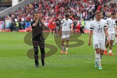 3. Liga - Saison 2023/24 - Rot-Weiss Essen - FC Ingolstadt 04 -  -  Die Mannschaft bedankt sich bei den Fans - Cheftrainer Michael Köllner (FCI) - XXXXX - Foto: Meyer Jürgen