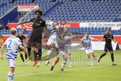 3. Liga - MSV Duisburg - FC Ingolstadt 04 - Ecke, Francisco Da Silva Caiuby (13, FCI) kommt nicht an den Ball, Aziz Bouhaddouz (39 MSV) Maximilian Sauer (2 MSV)