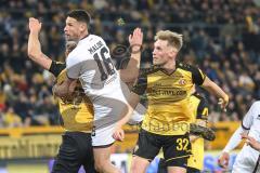 3. Liga; Dynamo Dresden - FC Ingolstadt 04; Zweikampf Kampf um den Ball Kopfball Ryan Malone (16, FCI) Bünning Lars (23 DD) Sterner Jonas (32 DD)