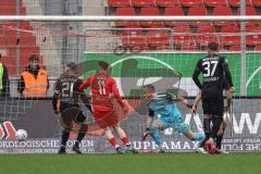 3. Liga; FSV Zwickau - FC Ingolstadt 04; Tor Jubel Treffer für Zwickau 1:0 Ziegele Robin (4 FSV) Torwart Marius Funk (1, FCI) Eichinger Noel (11 FSV) Tobias Schröck (21, FCI) Pascal Testroet (37, FCI)