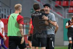 DFB Pokal; FC Ingolstadt 04 - Erzgebirge Aue; Jubel Sieg 2:1, Cheftrainer Roberto Pätzold (FCI) Maximilian Beister (11, FCI)