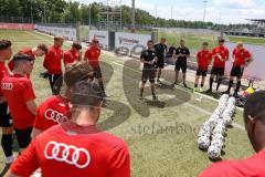 Bayernliga Süd - Saison 2022/2023 - FC Ingolstadt 04 II -  Trainingsauftakt - Käs Alexander Trainer FCI spricht zu seinen Spielern - Foto: Meyer Jürgen