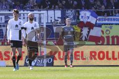 2.BL; Holstein Kiel - FC Ingolstadt 04 - Tor 1:0 für Kiel, hängende Köpfe, Torwart Robert Jendrusch (1, FCI) Nico Antonitsch (5, FCI) Merlin Röhl (34, FCI)