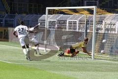 3. Fußball-Liga - Saison 2022/2023 - Borussia Dortmund II - FC Ingolstadt 04 - Marcel Costly (Nr.22 - FCI) flankt in den Strafraum wo Hans Nunoo Sarpei (Nr.14 - FCI) den 0:4 Führungstreffer schiesst - Jubel - Torwart Unbehaun Luca (Nr.38 - Borussia Dortmu