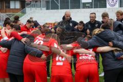 2. Fußball-Liga - Frauen - Saison 2022/2023 - FC Ingolstadt 04 - RB Leipzig - Die Mannschaft bildet einen Kreis vor dem Spiel - Cheftrainer Miren  Catovic (FC Ingolstadt 04 ) - Foto: Meyer Jürgen