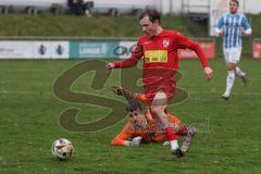Kreisliga - Saison 2025/26- TSV Kösching - FC Sandersdorf - Benedikt Schneeberger rot Kösching geht allein auf den Torwart Philipp Gier Sandersdorf zu und vergibt einen 100%ige  Chance - XXXXX - Foto: Meyer Jürgen