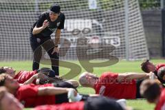 2. Bundesliga - FC Ingolstadt 04 - Trainingsauftakt mit neuem Trainerteam - Cheftrainer Roberto Pätzold (FCI) überwacht das Training, redet mit Marcel Gaus (19, FCI)