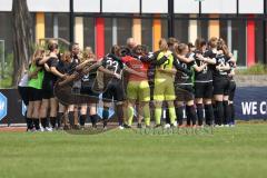 2. Fußball-Liga - Frauen - Saison 2022/2023 - FC Ingolstadt 04 - 1. FC Nürnberg - Die Mannschaft bildet einen Kreis vor dem Spiel - Foto: Meyer Jürgen