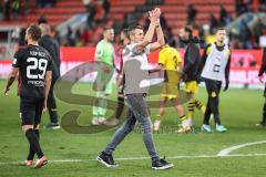 3. Liga; FC Ingolstadt 04 - Borussia Dortmund II; Spieler bedanken sich bei den Fans, Cheftrainer Michael Köllner (FCI)