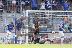 2.BL; SV Darmstadt 98 - FC Ingolstadt 04 - Tor für Darmstadt, Torwart Fabijan Buntic (24, FCI) am Boden, Filip Bilbija (35, FCI)