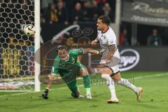 3. Liga; Dynamo Dresden - FC Ingolstadt 04; Torchance verpasst Pascal Testroet (37, FCI) Torwart Schreiber Tim (1 DD)