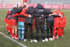 Frauen - Bayernliga -  FC Ingolstadt 04 II -SV Frensdorf -  Die Mannschaft bildet einen Kreis vor dem Spiel - Foto: Meyer Jürgen