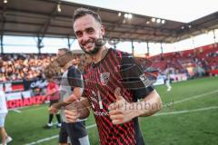 3. Liga; FC Ingolstadt 04 - TSV 1860 München; Sieg Jubel Freude Spiel ist aus 2:1, Spieler bedanken sich bei den Fans, Tanz Siegtorschütze David Kopacz (29, FCI)