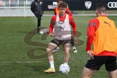 3.Liga - Saison 2022/2023 - FC Ingolstadt 04 -  - Cheftrainer Michael Köllner (FCI) beim ersten Training - Jeroen Kupa mit im Training - Foto: Meyer Jürgen