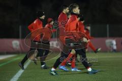 Bayernliga Süd - FC Ingolstadt 04 II - FC Ismaning - Die Spieler beim warm machen - Foto: Jürgen Meyer