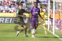 3. Liga; VfL Osnabrück - FC Ingolstadt 04; Zweikampf Kampf um den Ball Elias Decker (3, FCI) Gyamfi Maxwell (4 VFL) Torwart Jonsson Lukas (21 VFL)