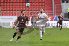 2.BL; FC Ingolstadt 04 - FC ST. Pauli; Zweikampf Kampf um den Ball Florian Pick (26 FCI) Paqarada Leart (23 Pauli)